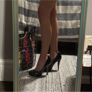 🍀Black Shiny ✨ platform heels.